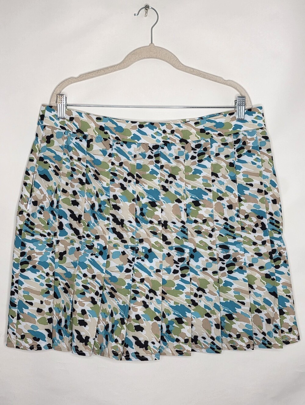 Chico's Pleated Skort Geo Print Size 14 Stretch Zip Side Pockets Golf Tennis UPF